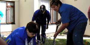 Die twee organiseerders, Aletta Lochner en Marie de Jager, is hier self hard aan die plant
